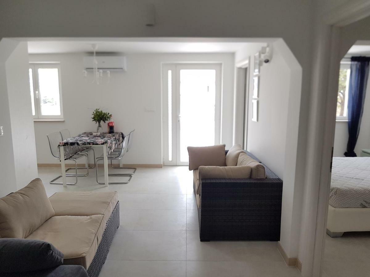 Fig Tree Apartment Povlja  Luaran gambar