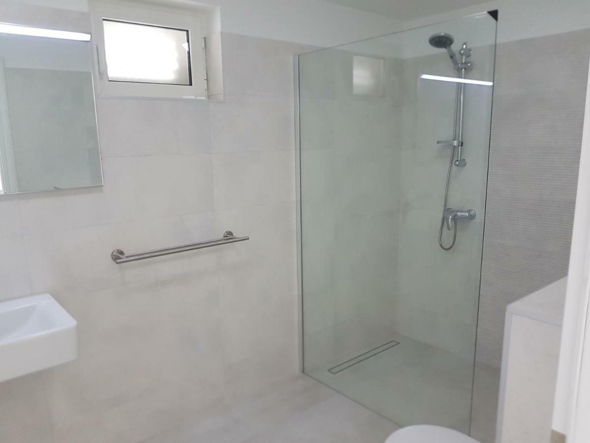Fig Tree Apartment Povlja  Luaran gambar