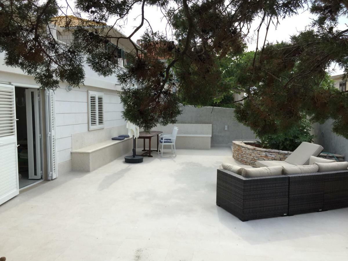 Fig Tree Apartment Povlja  Luaran gambar