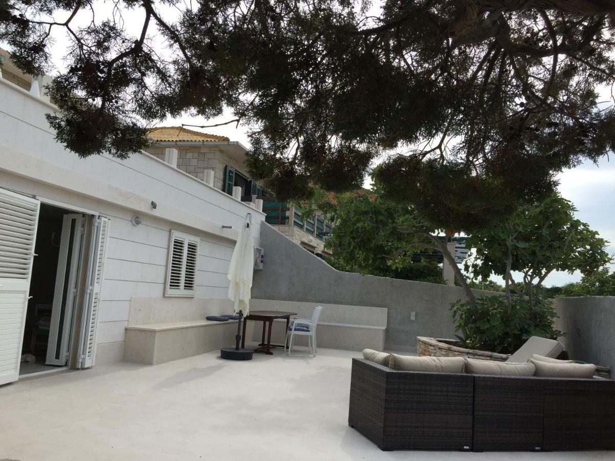 Fig Tree Apartment Povlja  Luaran gambar